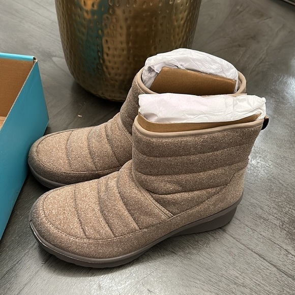 BZees Glacier Bootie (Wide) - Picture 12 of 14